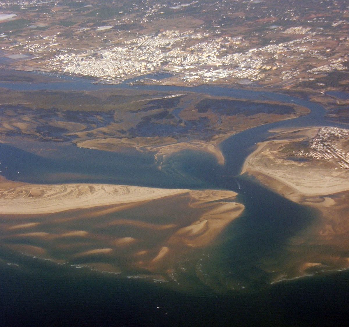 Ria Formosa z lotu ptaka: Olhão, kanały laguny i piaszczyste mierzeje wysp Armona i Culatra.