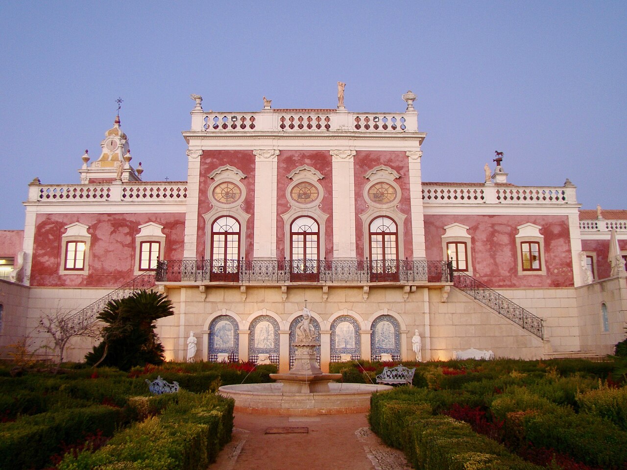 Palácio de Estói: różowa fasada, azulejos i tarasowe ogrody z fontannami.
