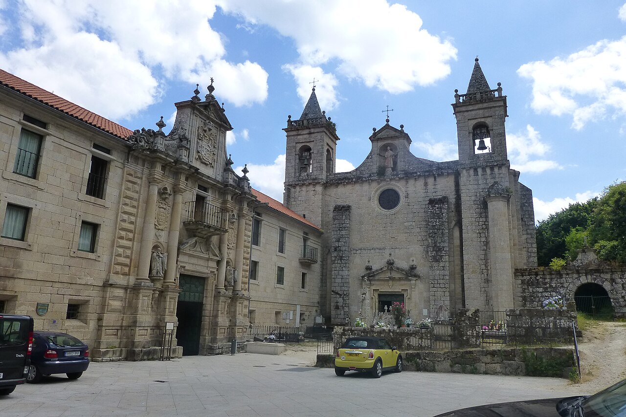 Klasztor Santo Estevo de Ribas de Sil, dziś Parador: fasada i romański kościół