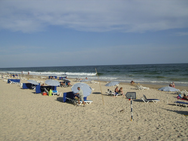 Plaża Barril: szeroki piasek i spokojny ocean.