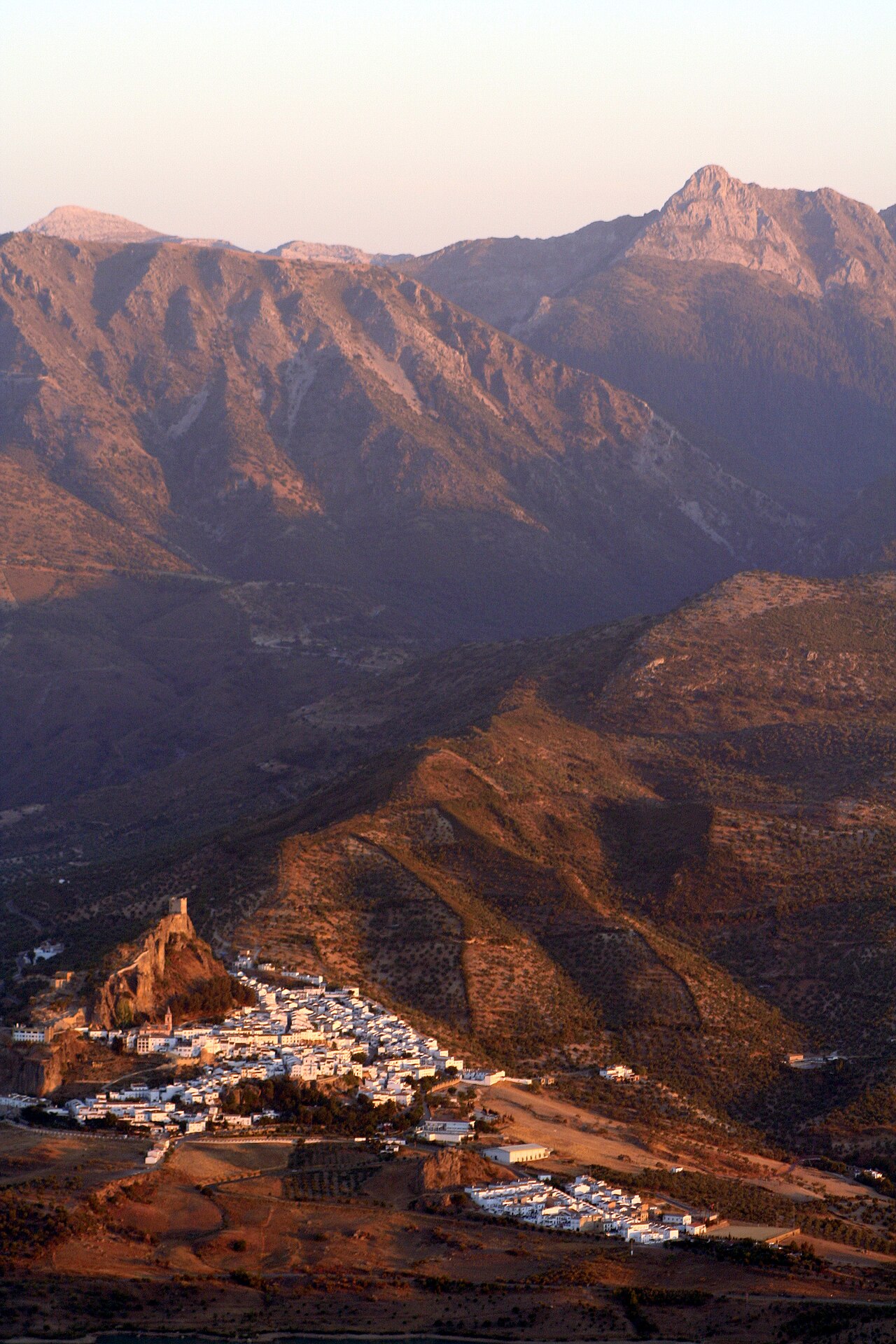 Zahara de la Sierra z zamkiem na skale, widziana z Sierra de Líjar