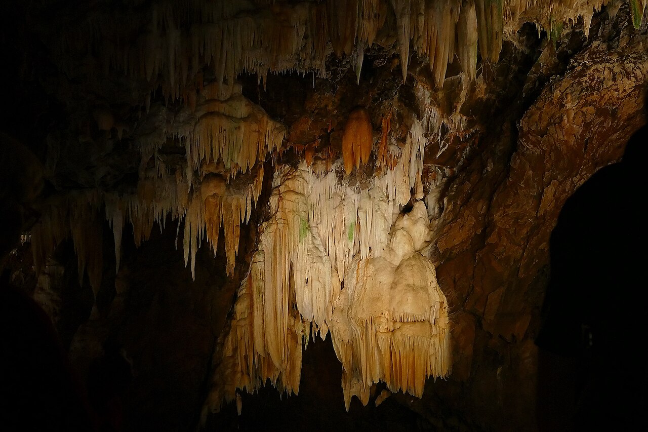 Nacieki w Gruta de las Maravillas pod wzgórzem zamkowym Aracény