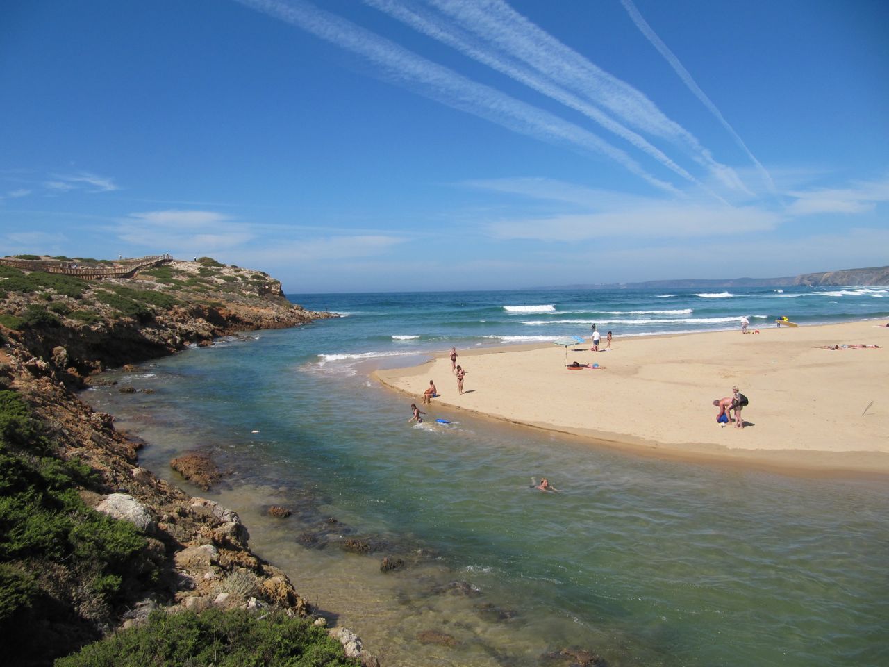 Ujście strumienia Ribeira da Bordeira; za nim ciągnie się szeroka plaża Bordeira.