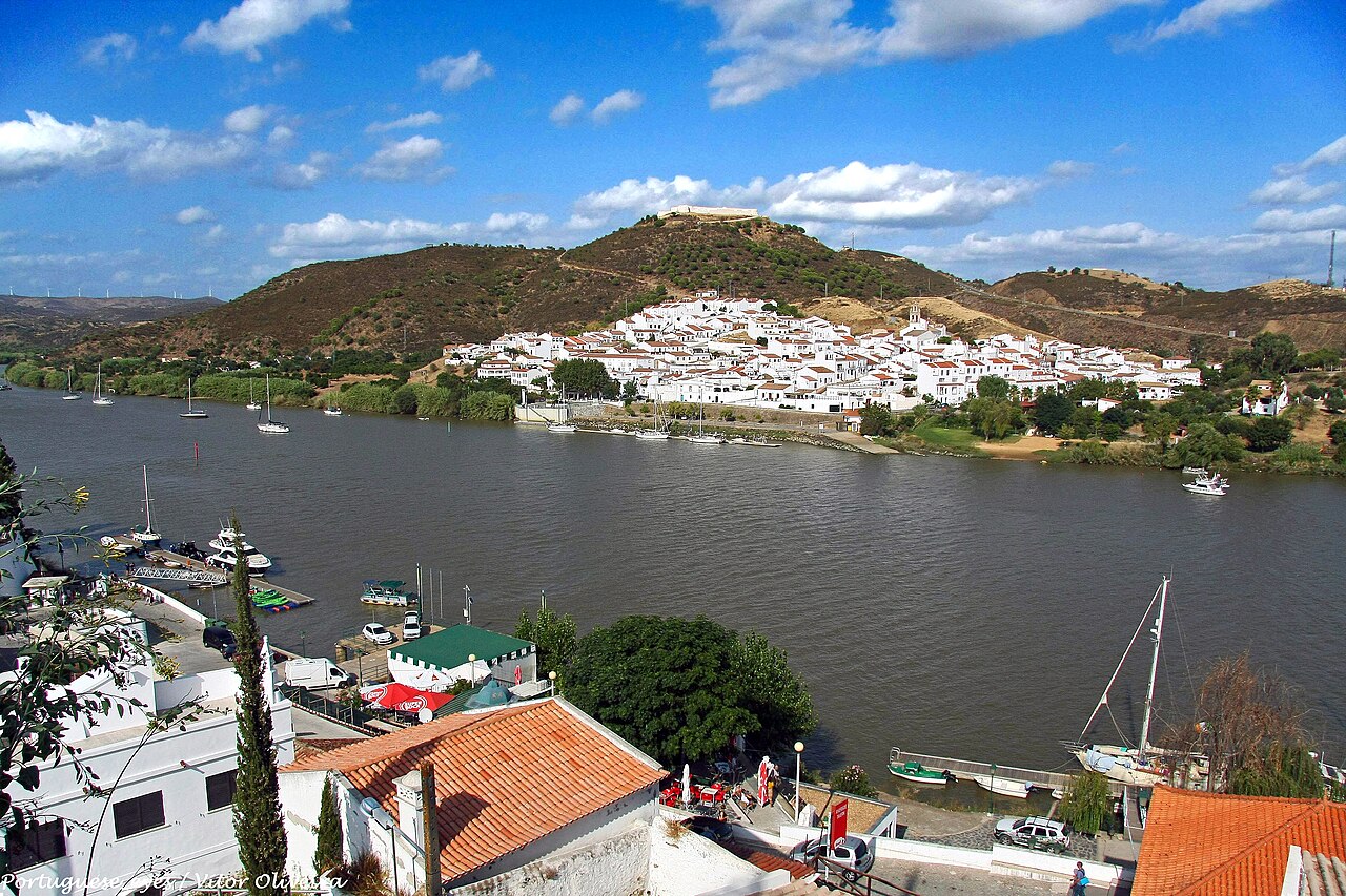 Widok z Alcoutim na Sanlúcar de Guadiana i zamek San Marcos po hiszpańskiej stronie rzeki.