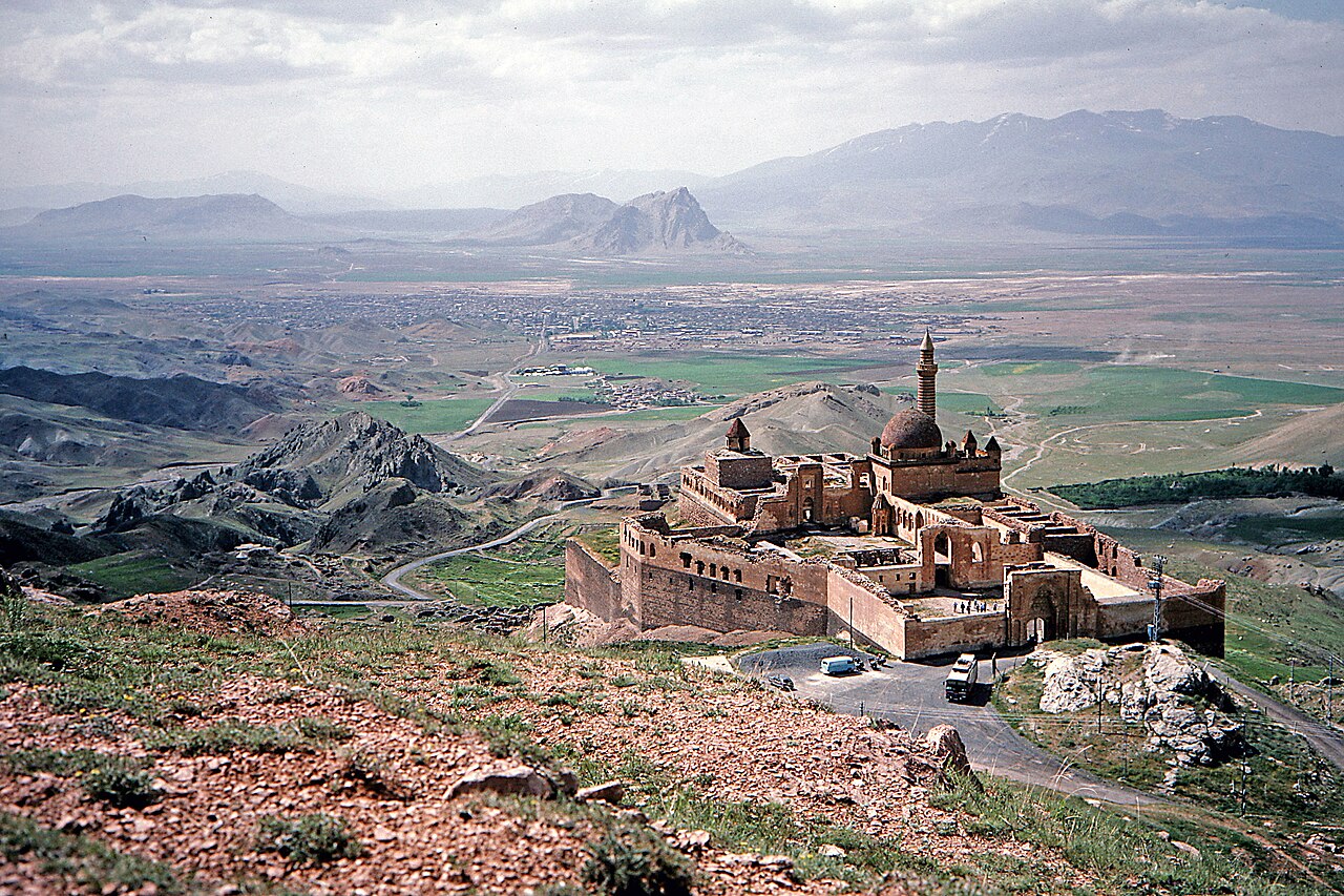 Pałac Ishaka Paszy (İshak Paşa Sarayı) i Ararat (Ağrı Dağı)