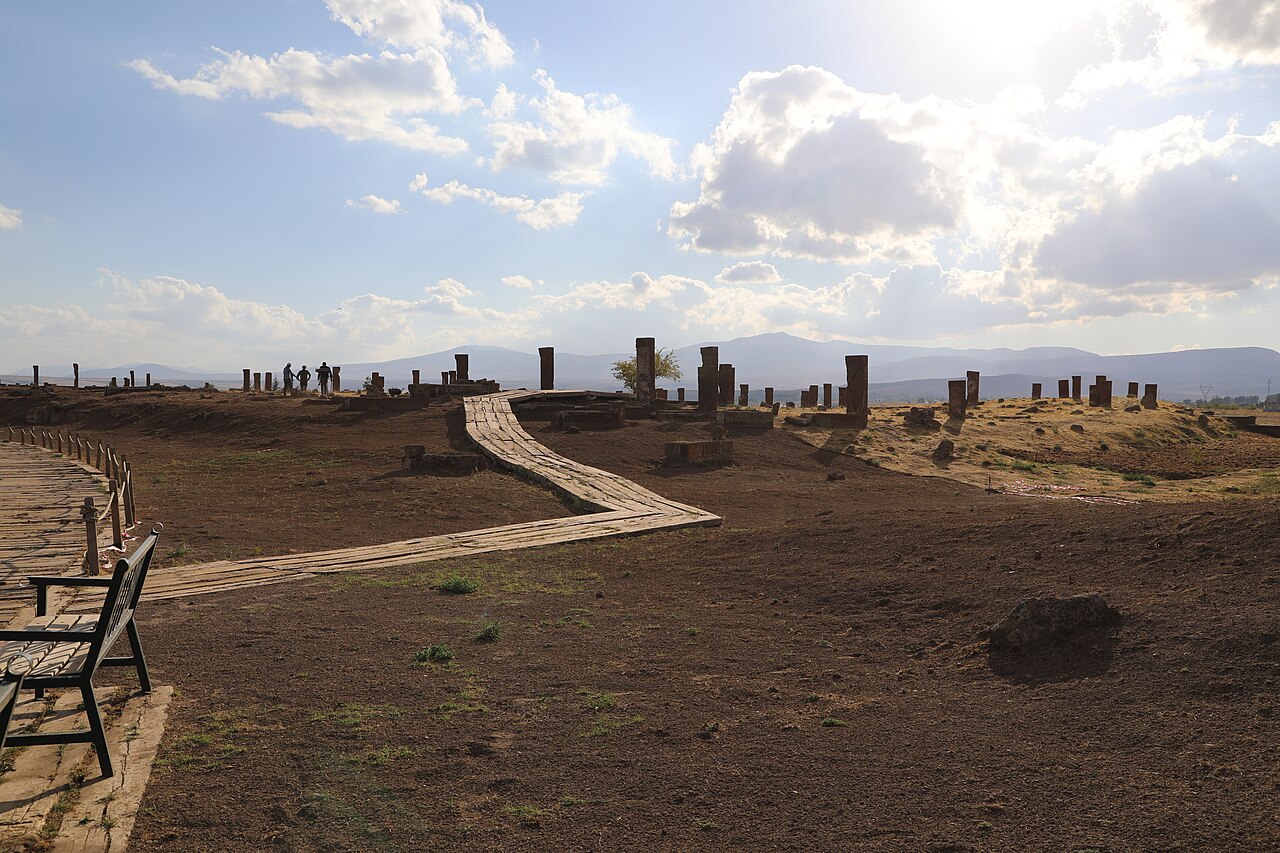 Ahlat: cmentarz seldżucki (Selçuklu Meydan Mezarlığı) i kümbety