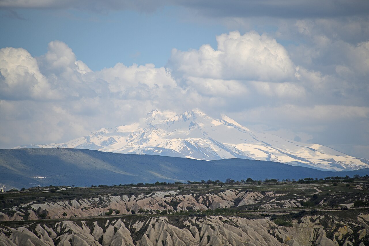 Erciyes z doliny koło Göreme: wulkan zamyka horyzont Kapadocji od wschodu