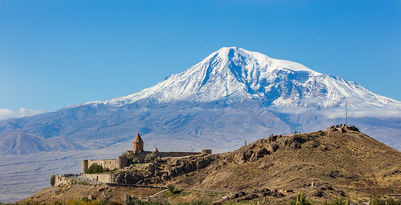 Chor Wirap (Խոր Վիրապ) i widok na Ararat
