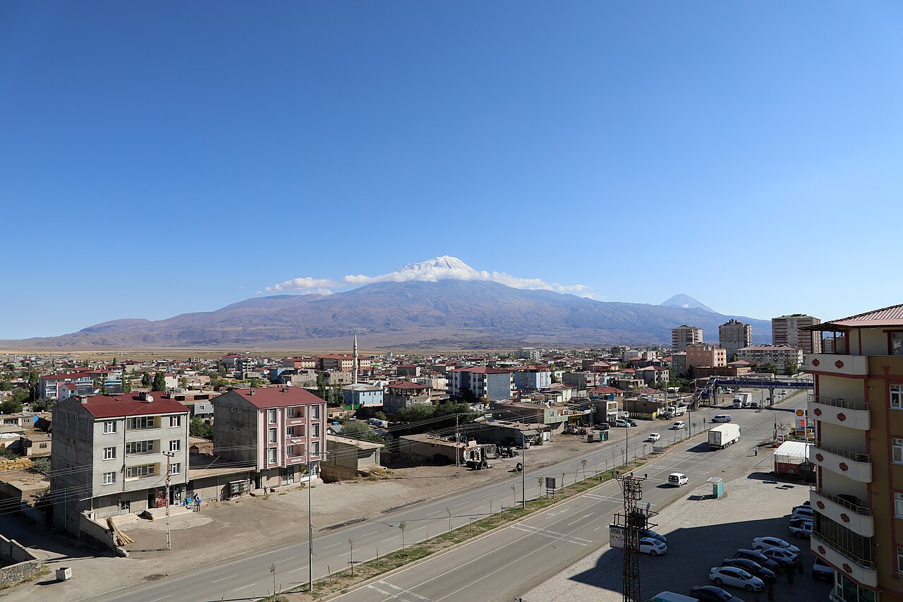 Ararat z Doğubayazıtu: wulkan wyrasta prawie 3300 m nad równiną, czapa lodowa widoczna przez całe lato