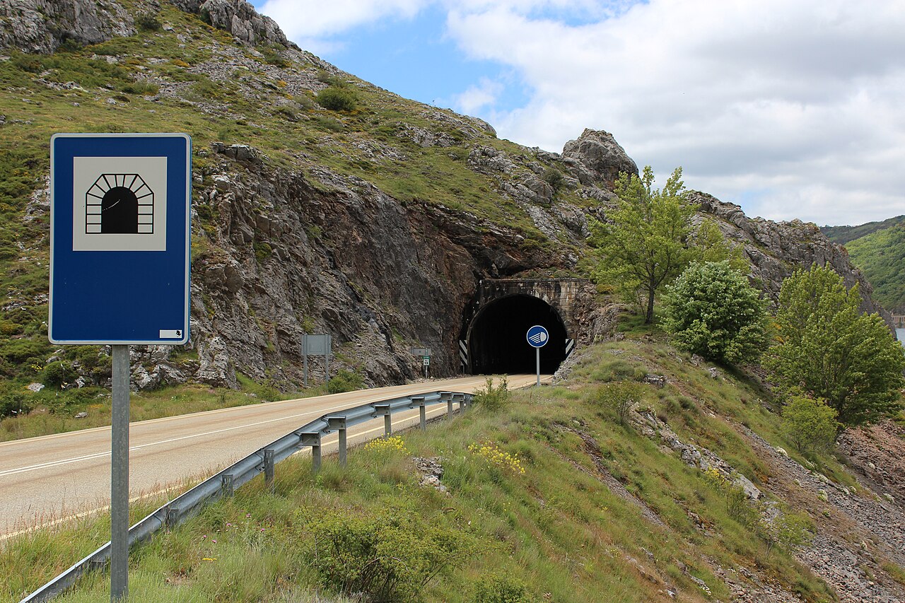 Tunel na LE-331 nad zalewem Porma, tuż przy punkcie widokowym nad zaporą