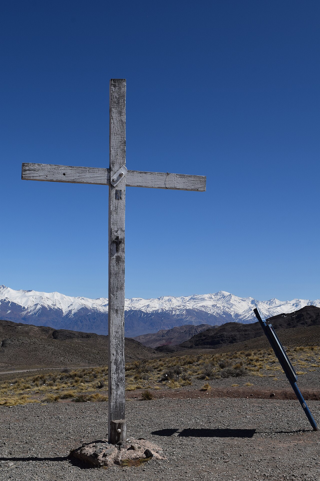 Krzyż na Cruz de Paramillo, najwyższym punkcie drogi; w tle ośnieżona Cordillera Frontal.