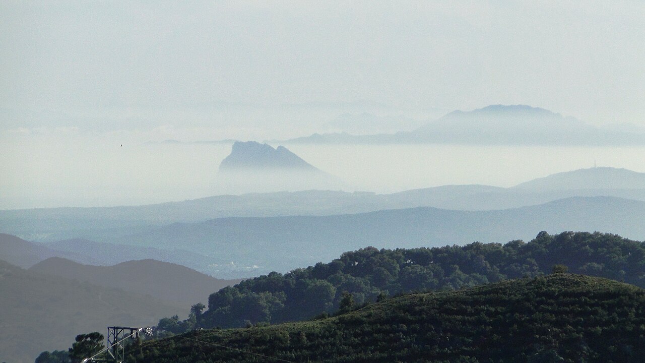 Skała Gibraltarska i góry Maroka z Mirador del Genal przy drodze Algatocín – Gaucín