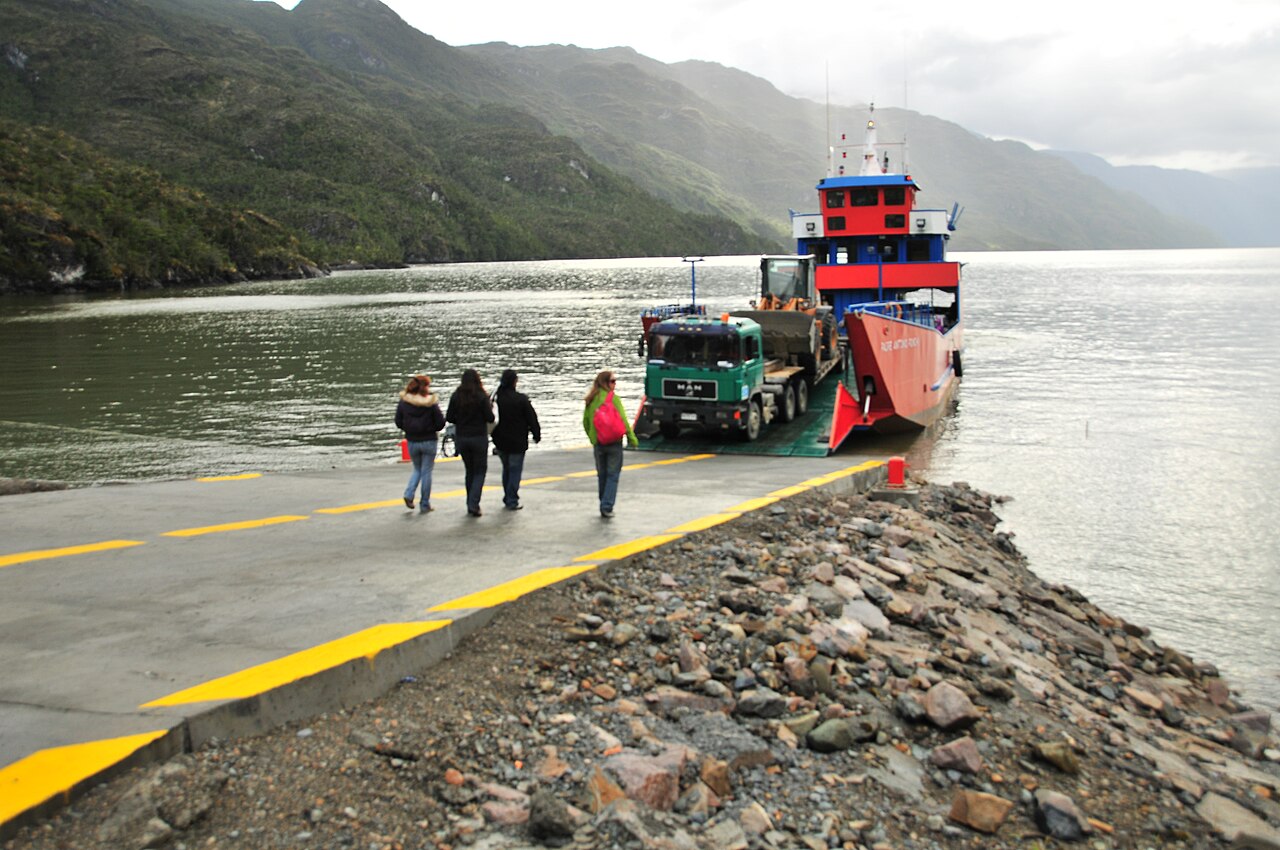 Wjazd na prom w Puerto Yungay, przez fiord Mitchell w stronę Río Bravo i Villa O'Higgins.
