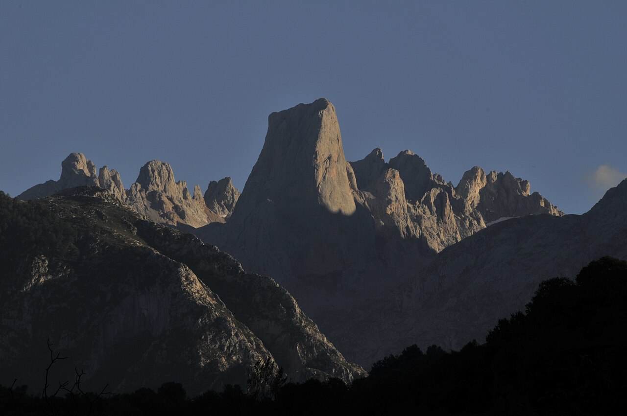 Naranjo de Bulnes (Picu Urriellu, 2519 m) widziany z AS-114 koło Poo de Cabrales