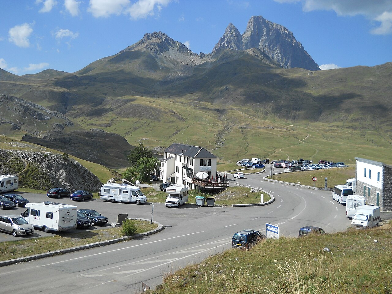 Przełęcz od strony francuskiej; w tle dwa wierzchołki Pic du Midi d'Ossau