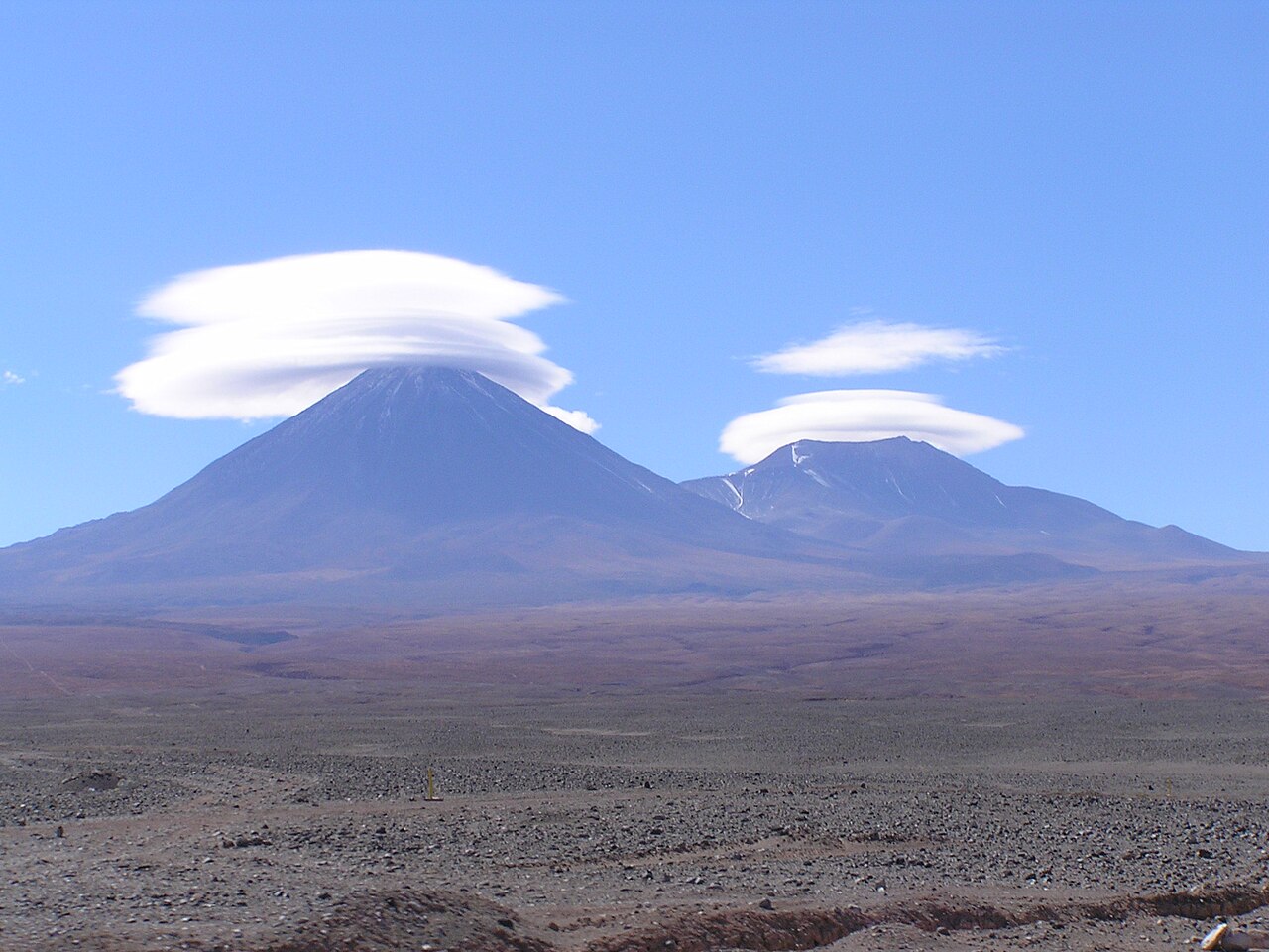 Licancabur i Juriques z drogi na Paso de Jama, nad nimi chmury soczewkowe.