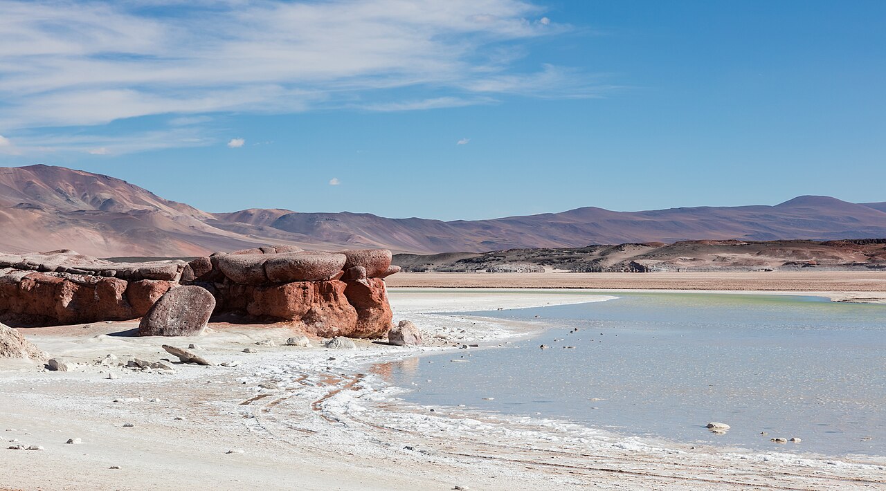 Piedras Rojas nad Salar de Aguas Calientes, przy CH-23 po chilijskiej stronie.
