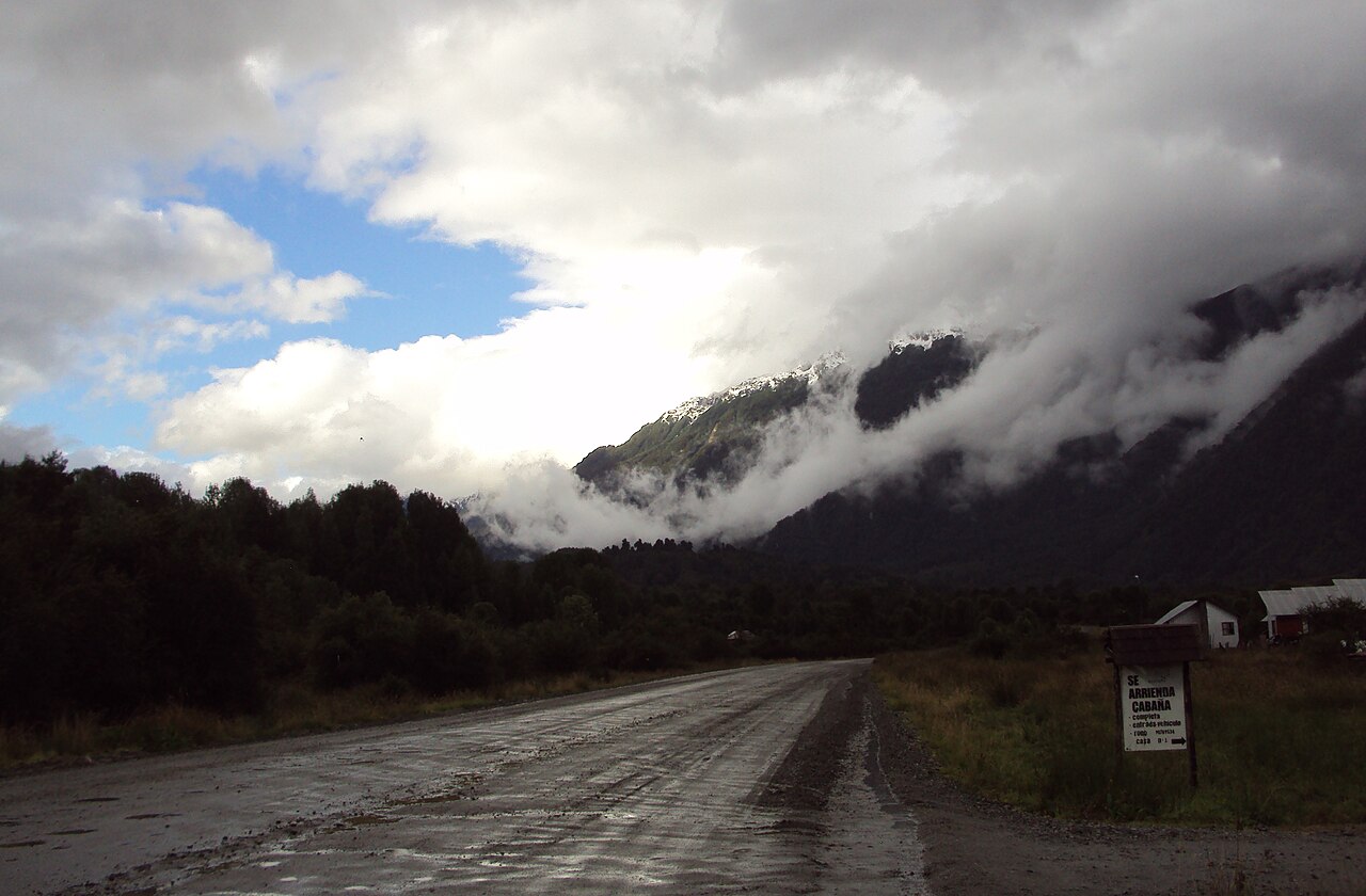 Carretera Austral na północ od Puyuhuapi, w deszczowej chmurze nad fiordem.