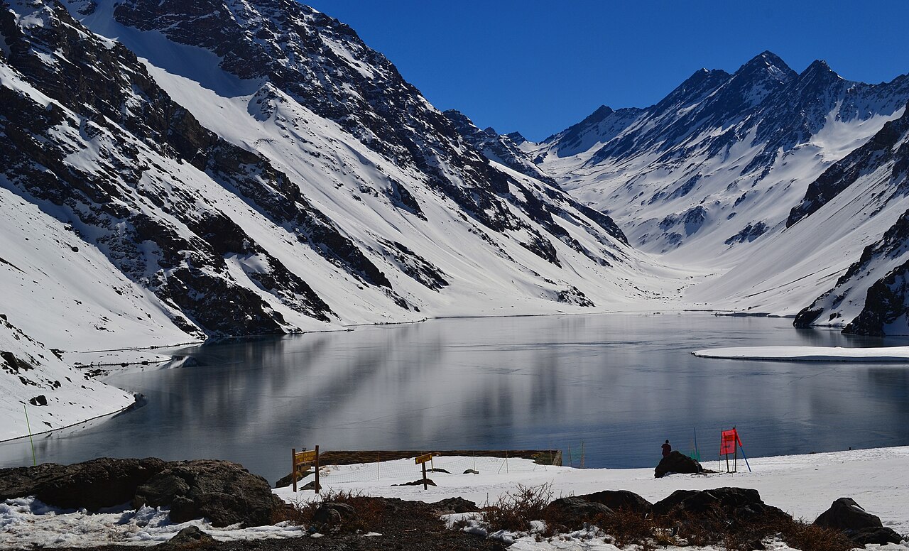 Laguna del Inca w Portillo, tuż przy drodze nad serpentynami.