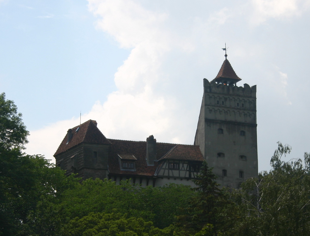 Zamek Bran nad przełęczą, z XIV-wieczną wieżą