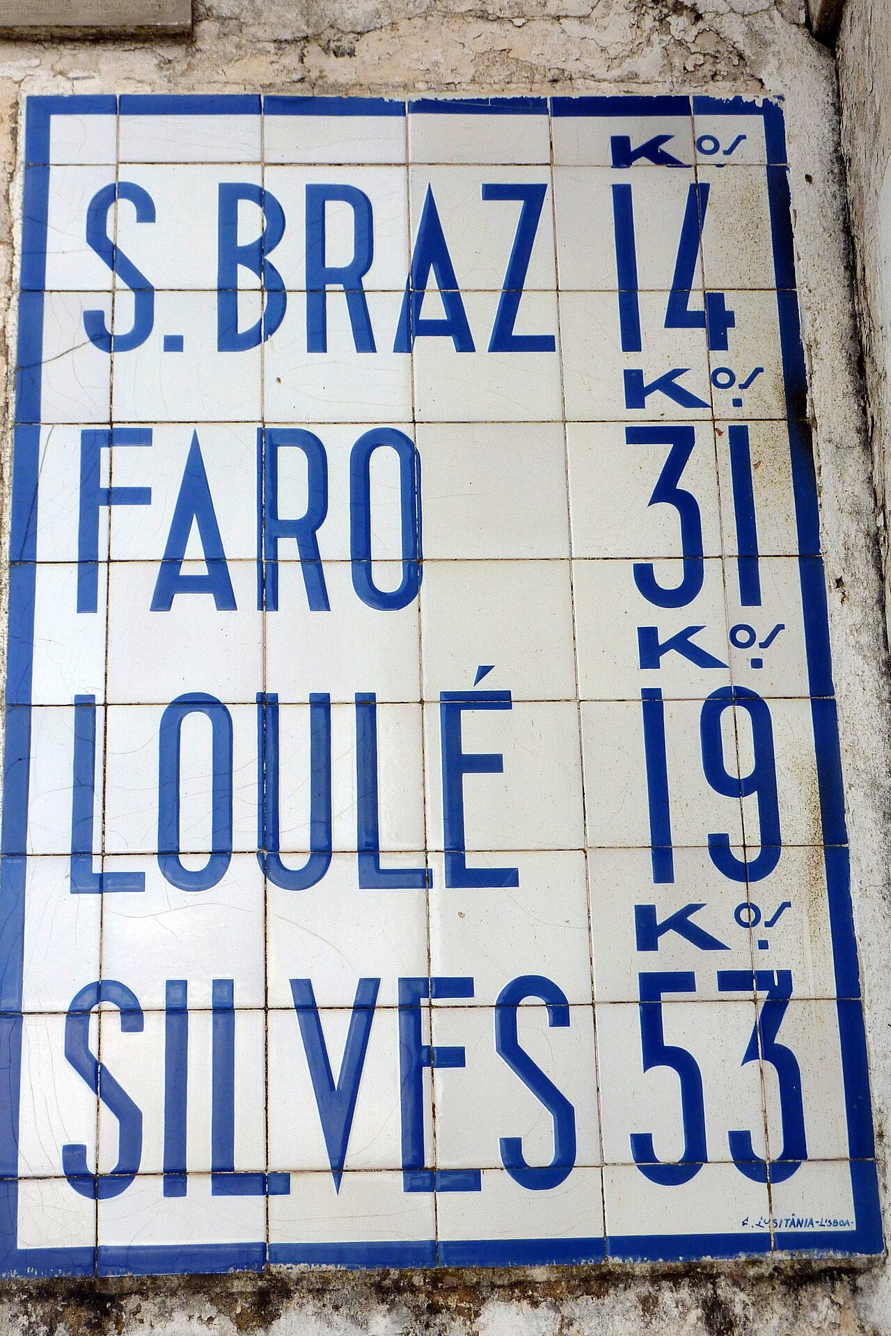 Dawny drogowskaz z azulejos przy N2 w Barranco do Velho, w Serra do Caldeirão