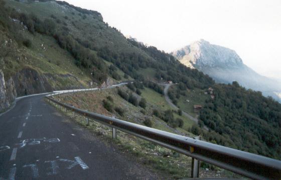 Alto del Angliru (L'Angliru): podjazd z La Vega w Sierra del Aramo (RI-2, RI-5 i droga bez numeru)
