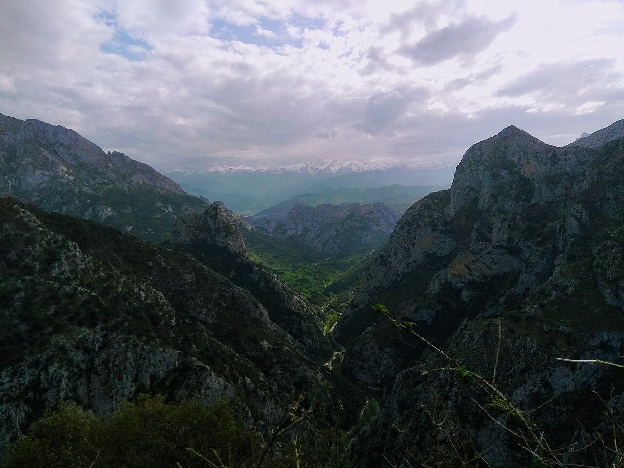 Wąwóz Hermida w stronę Potes; w głębi szczyty Picos de Europa