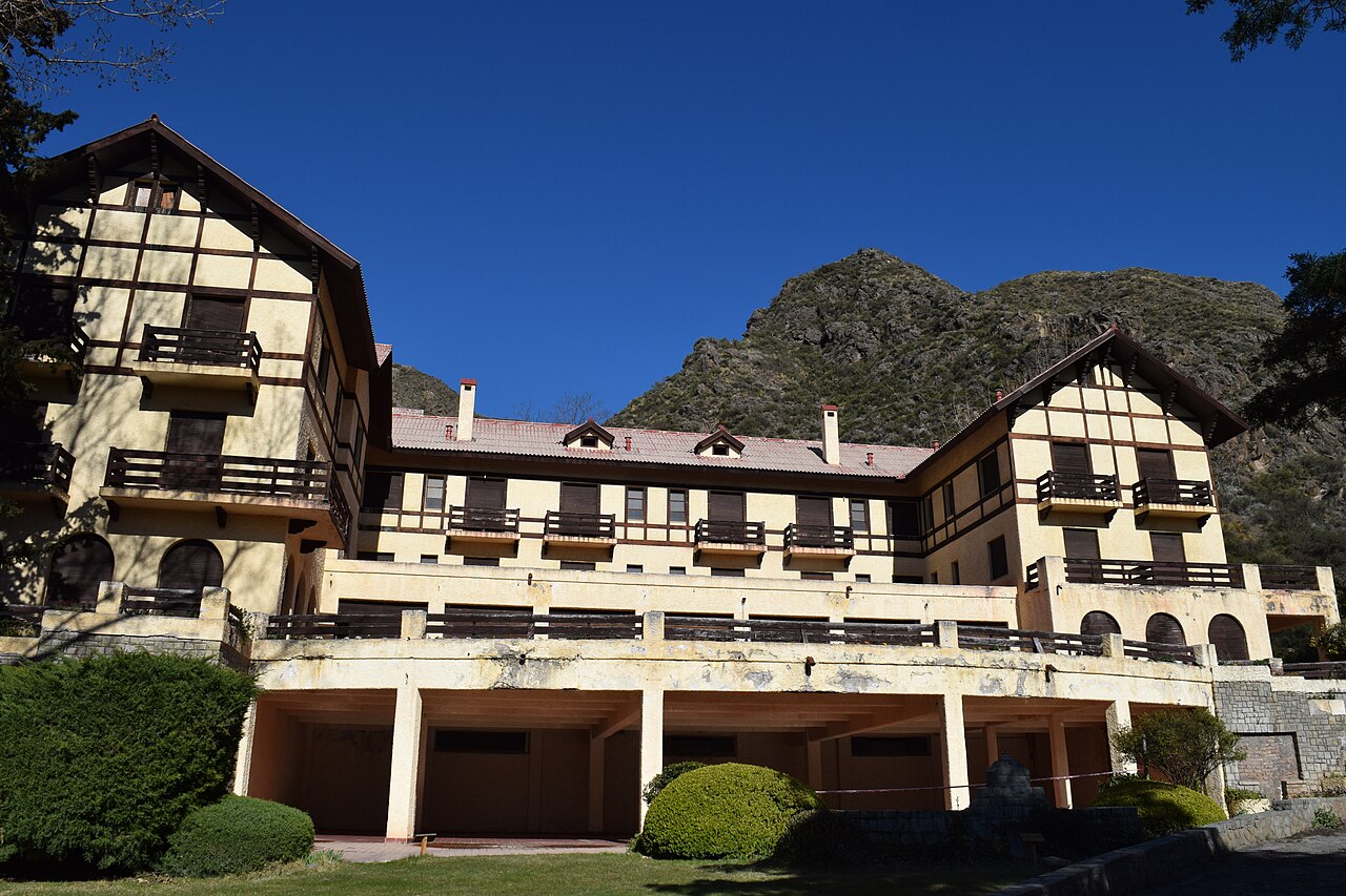 Gran Hotel Villavicencio z 1940 r., zamknięty od końca lat 70., u stóp serpentyn.