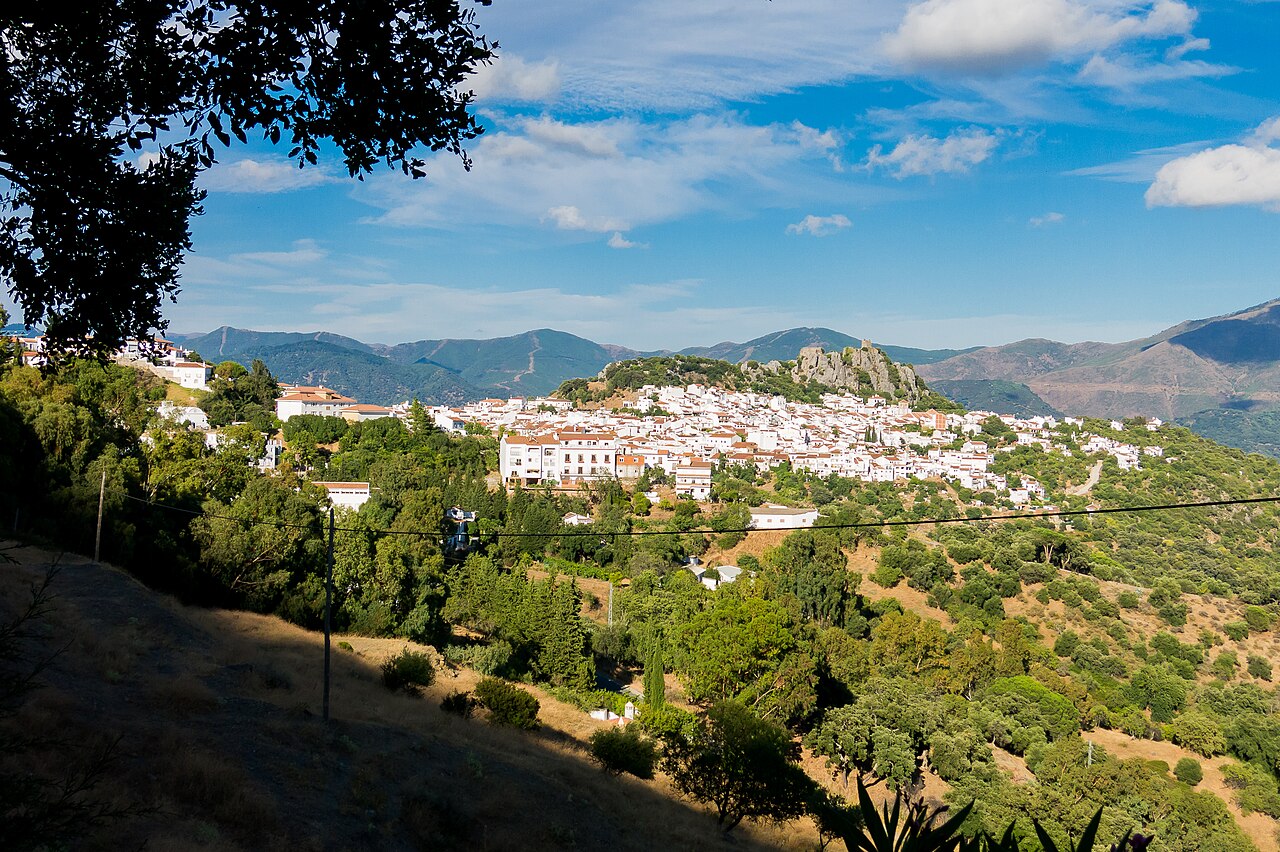 Gaucín z punktu widokowego przy A-405, z Castillo del Águila na skale