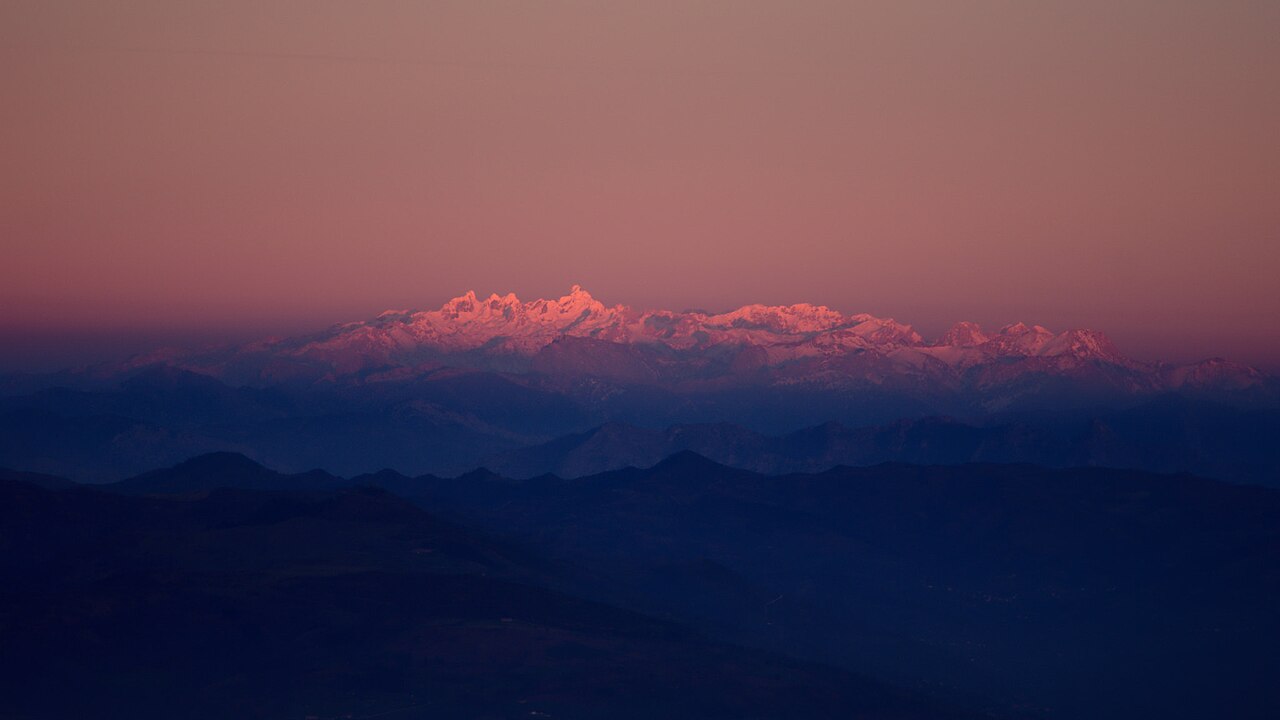 Picos de Europa w zachodzącym słońcu, widok z Angliru na wschód