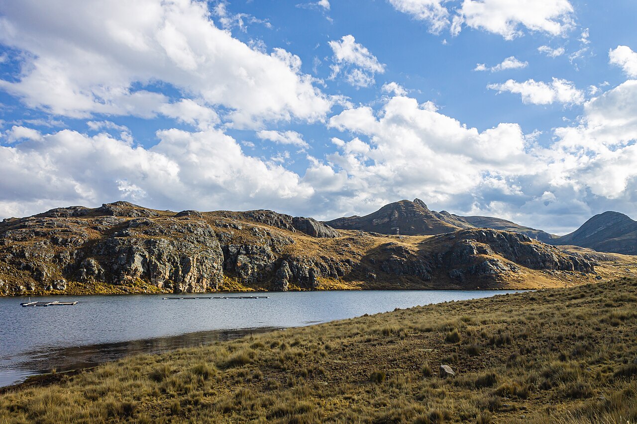 Laguna Cuncancocha (ok. 4550 m) przy PE-24 na płaskowyżu w Junín, z klatkami hodowli ryb przy brzegu.