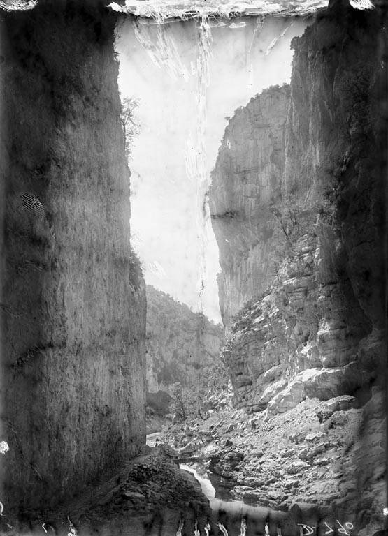 Dno wąwozu Ventamillo ze starą ścieżką wzdłuż Ésery, zdjęcie Juliego Solera i Santaló z ok. 1910 r., sprzed budowy drogi