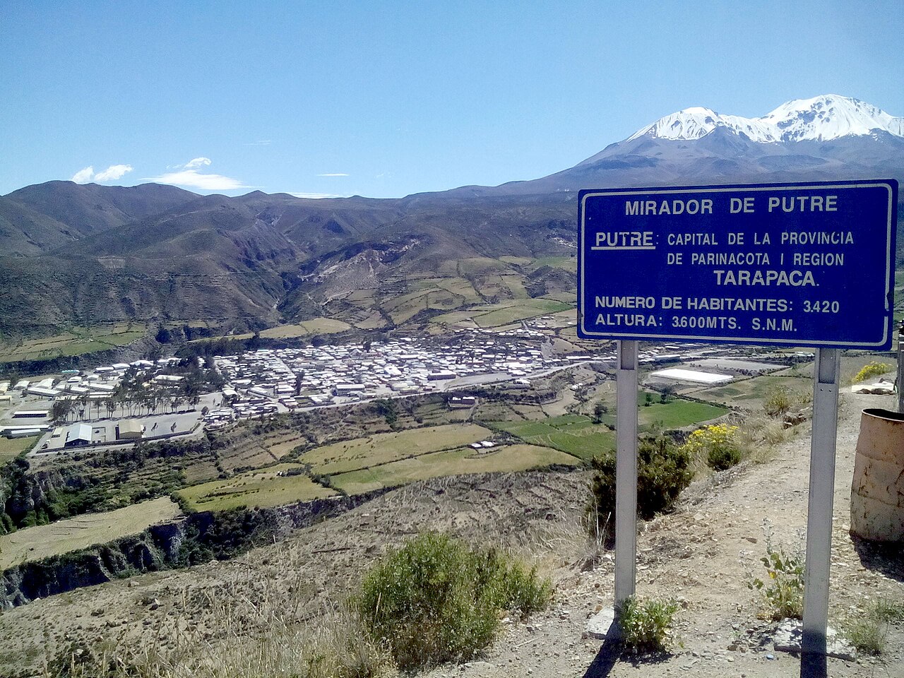 Putre (ok. 3500 m) i wulkan Taapacá z punktu widokowego przy CH-11.