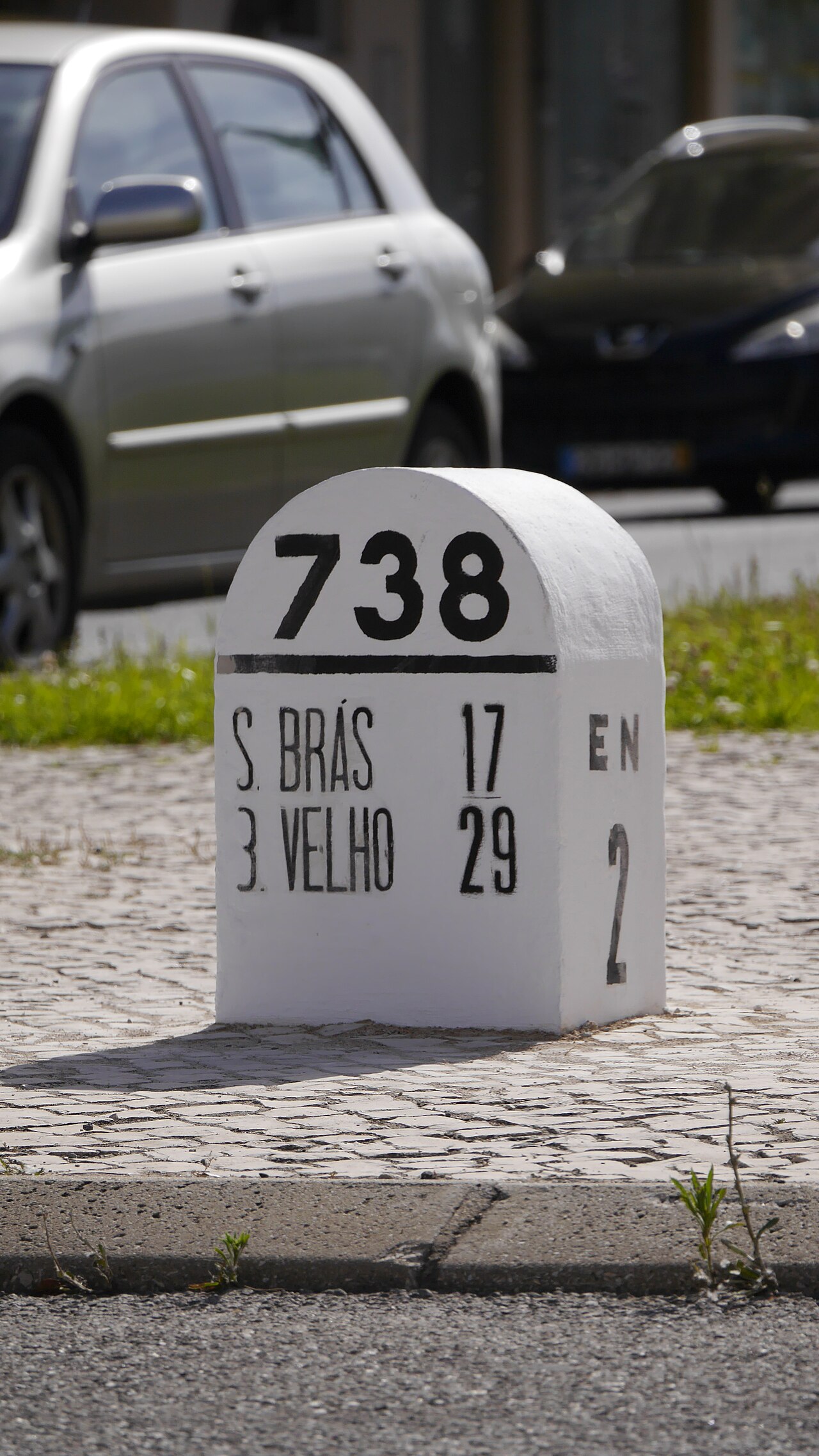 Słupek kilometrowy 738 drogi EN 2 w Faro, przywrócony przez miasto w 2016 r.