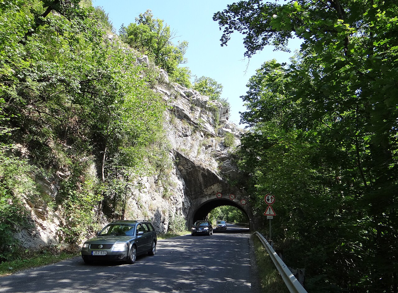 Tunel drogi 2505 w skale pod Lillafüred, przebity przez naturalną jaskinię