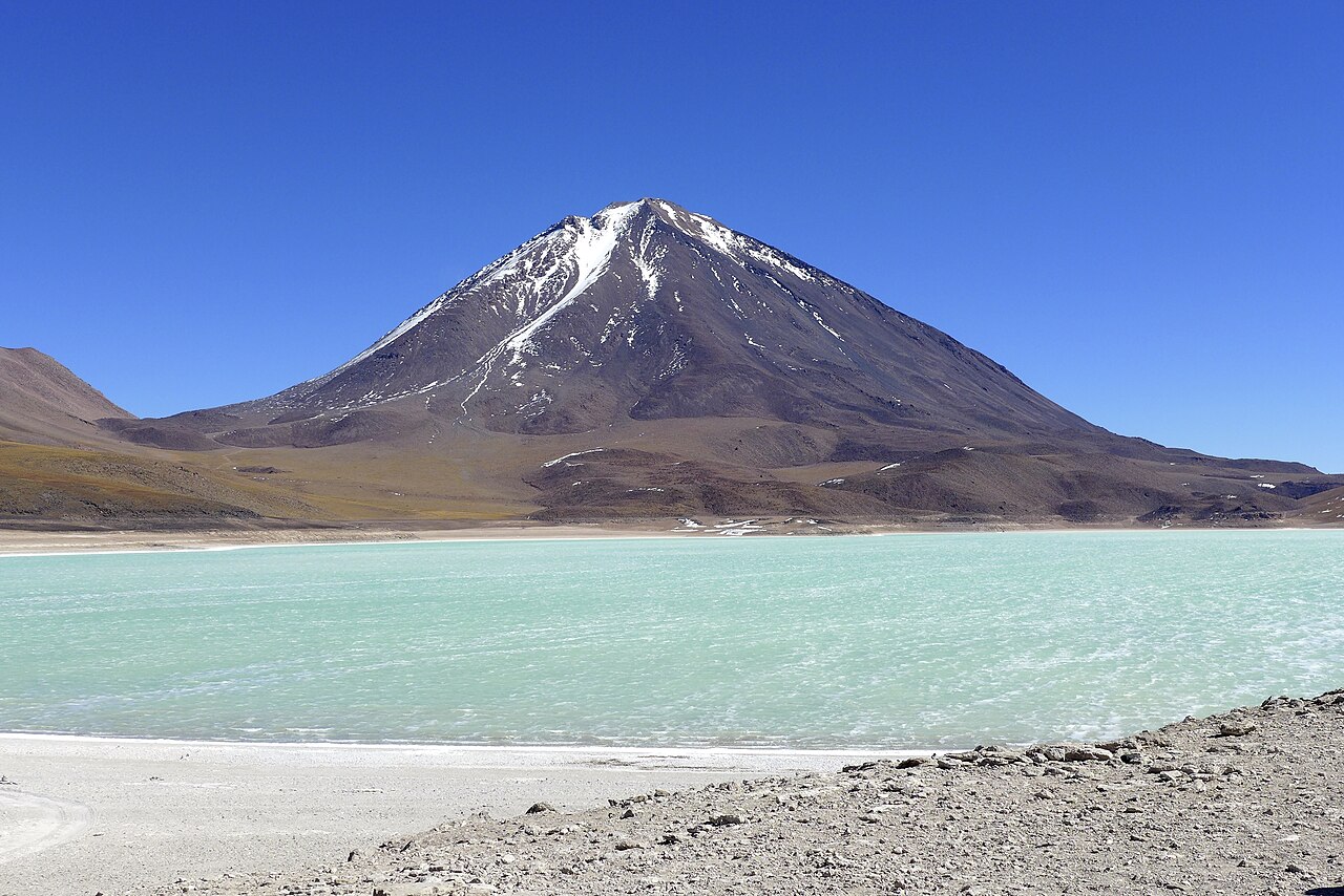 Laguna Verde pod Licancaburem, ostatnie jezioro przed granicą z Chile.