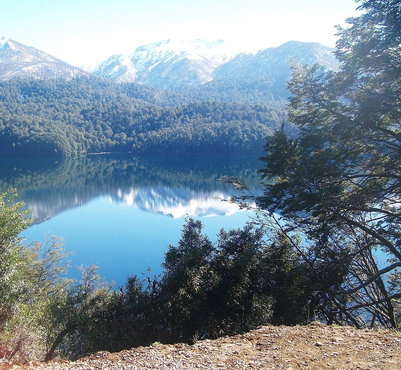 Lago Villarino z punktu widokowego przy drodze; w tle ośnieżone szczyty Andów.