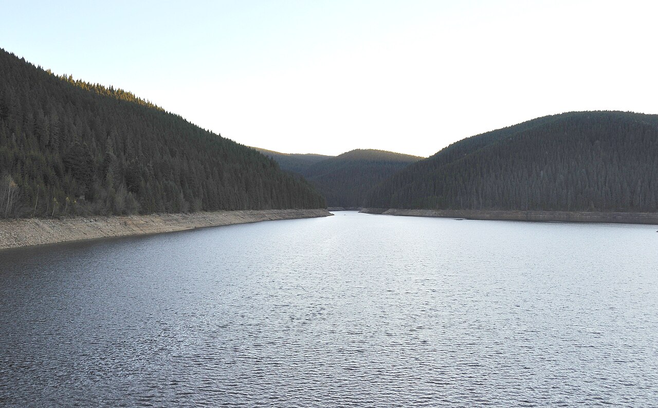 Lacul Beliș-Fântânele, zbiornik, pod którym zniknęła dawna wieś Beliș
