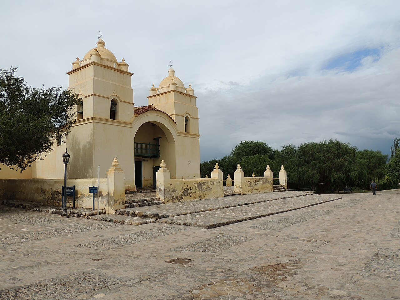 Kościół San Pedro Nolasco w Molinos, z dwiema wieżami z kopułkami, zbudowany pod koniec XVIII w. na polecenie Nicolása Severo de Isasmendiego.