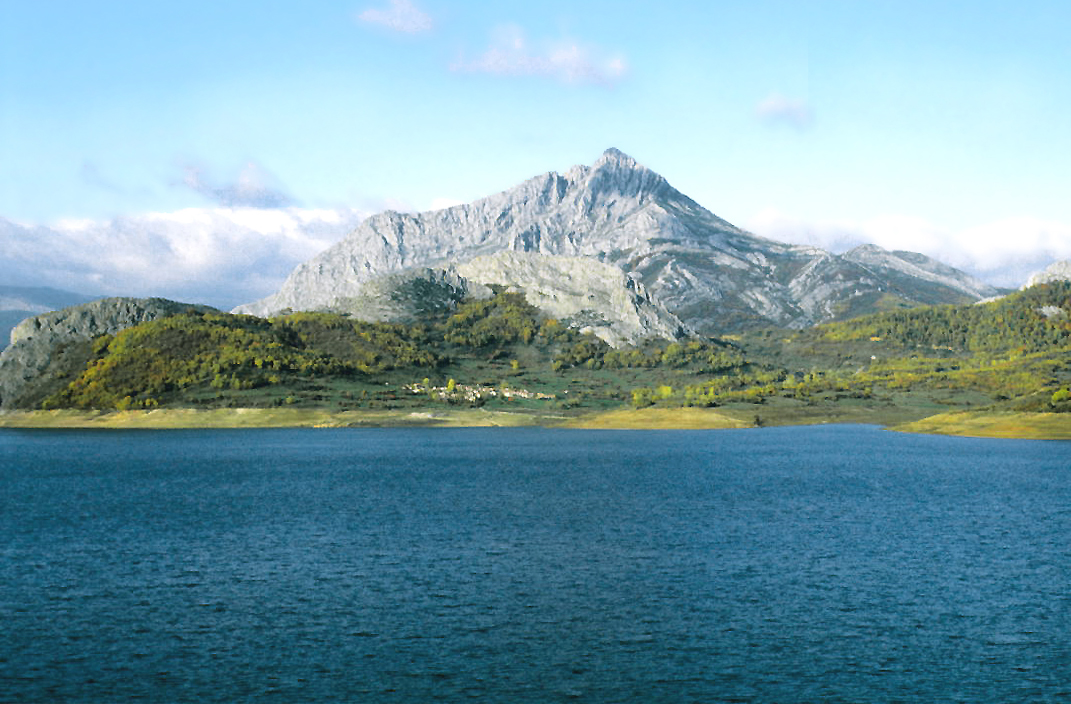 Zalew Porma, w głębi Susarón (ok. 1878 m), najwyższy szczyt gminy Puebla de Lillo