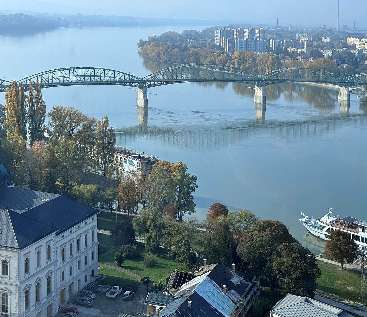 Most Marii Walerii z Ostrzyhomia do Štúrova widziany ze wzgórza bazyliki