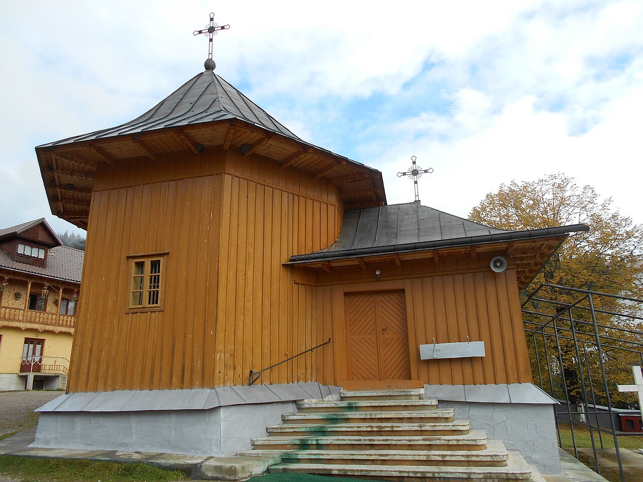 Stara drewniana cerkiew monastyru Rarău przy zjeździe do Chiril