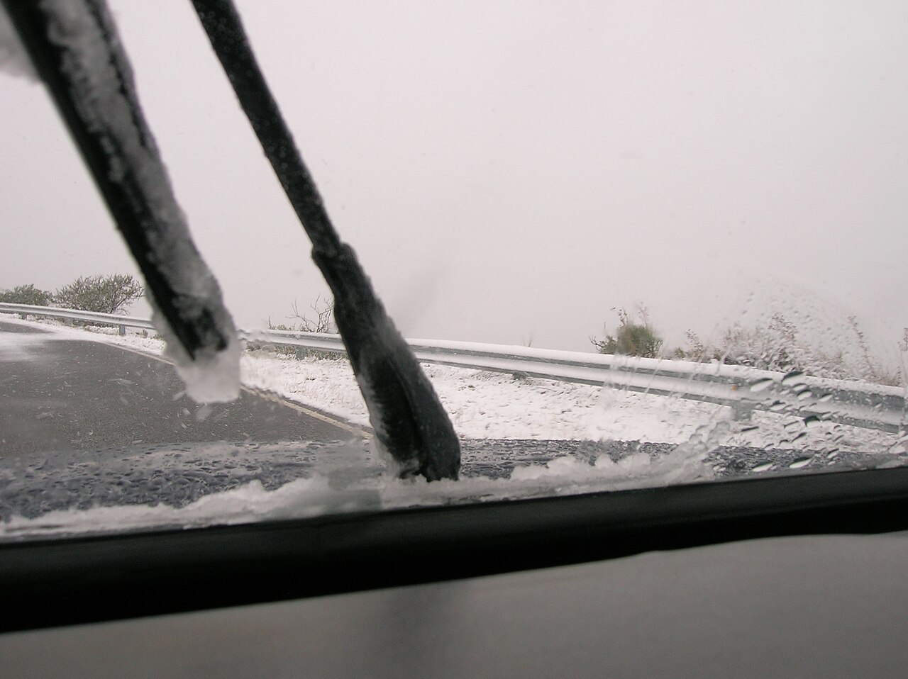 Śnieg na Camino de las Altas Cumbres: zimą płaskowyż potrafi zamknąć drogę na kilka godzin albo dni.