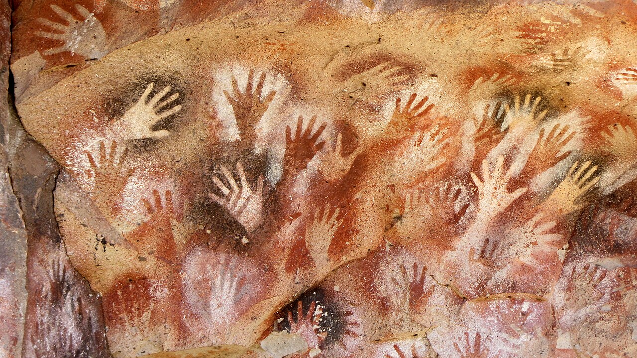 Cueva de las Manos: odbite na skale dłonie, głównie lewe, w kanionie Río Pinturas.