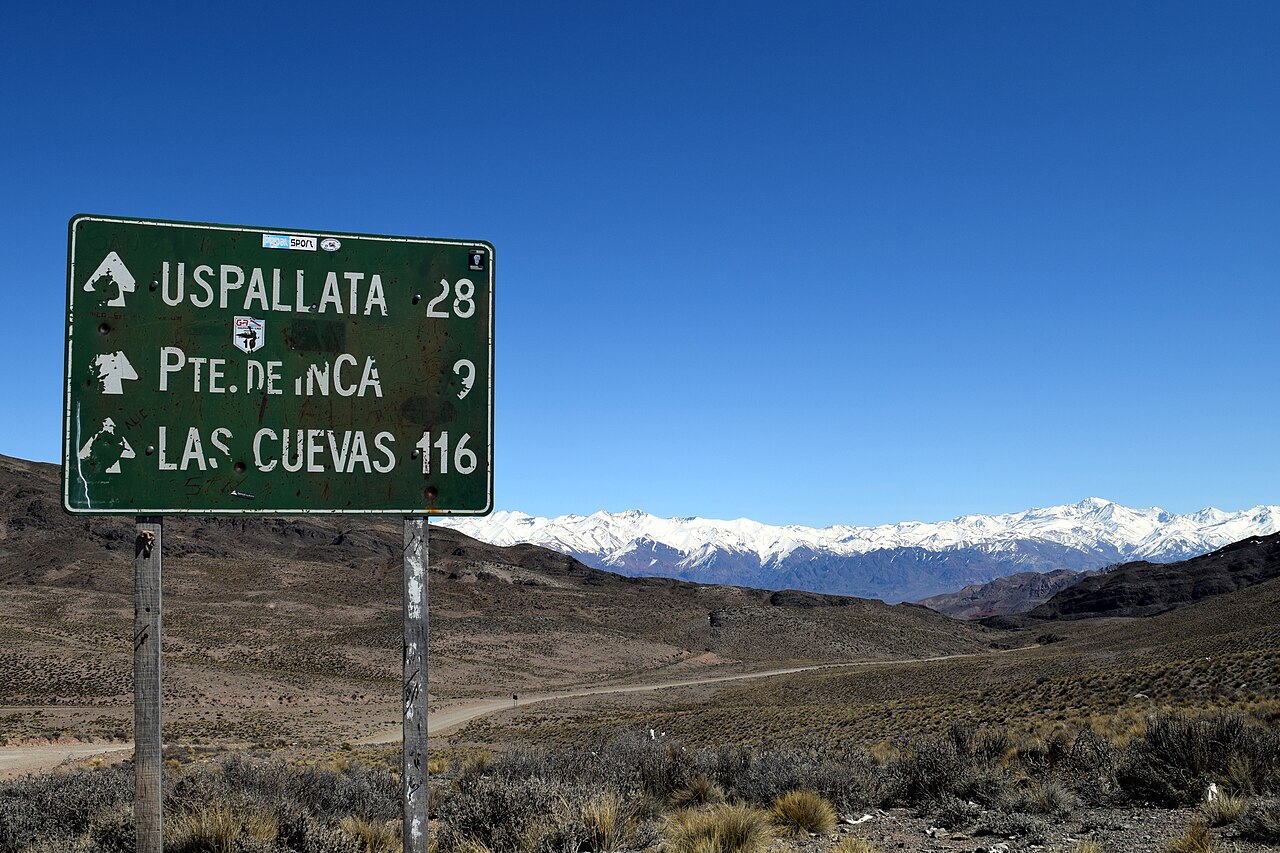 RP52 za Cruz de Paramillo: szuter przez płaskowyż i drogowskaz na Uspallatę, Puente del Inca i Las Cuevas.
