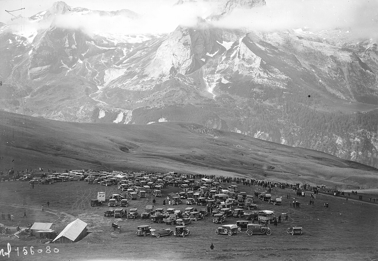 Kibice i ich samochody na Col d'Aubisque w dniu etapu Tour de France, 9 lipca 1931 r.