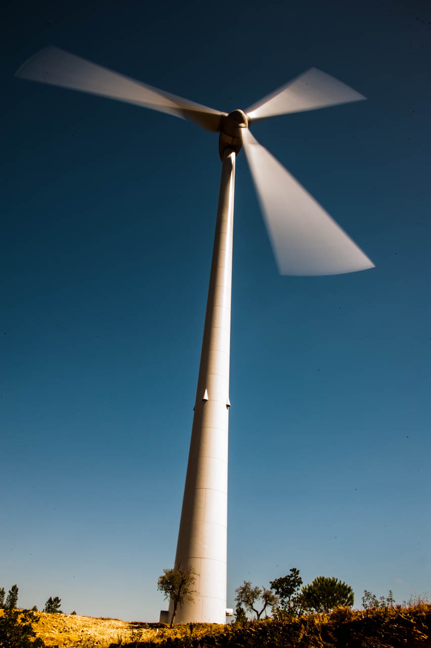Turbina farmy wiatrowej na grzbiecie Caldeirão, tuż przy drodze między Barranco do Velho a Cachopo.