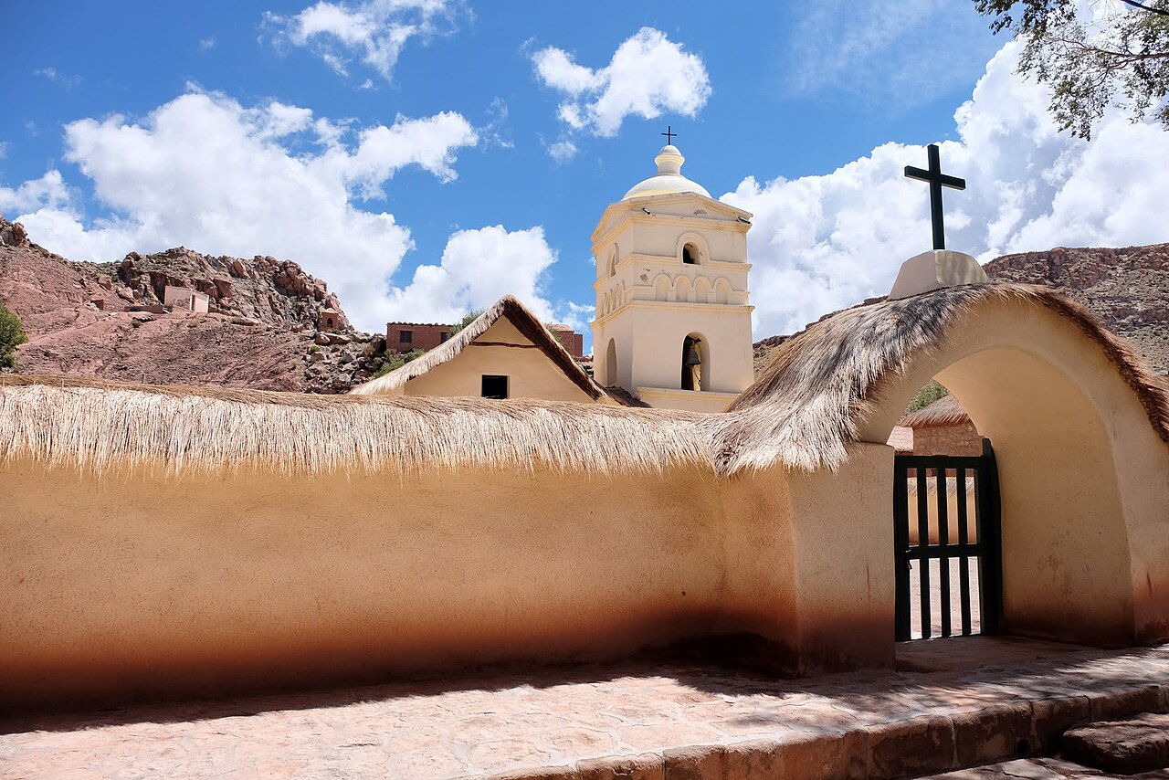 Susques: kościół Nuestra Señora de Belén z adobe, z dachem krytym słomą.
