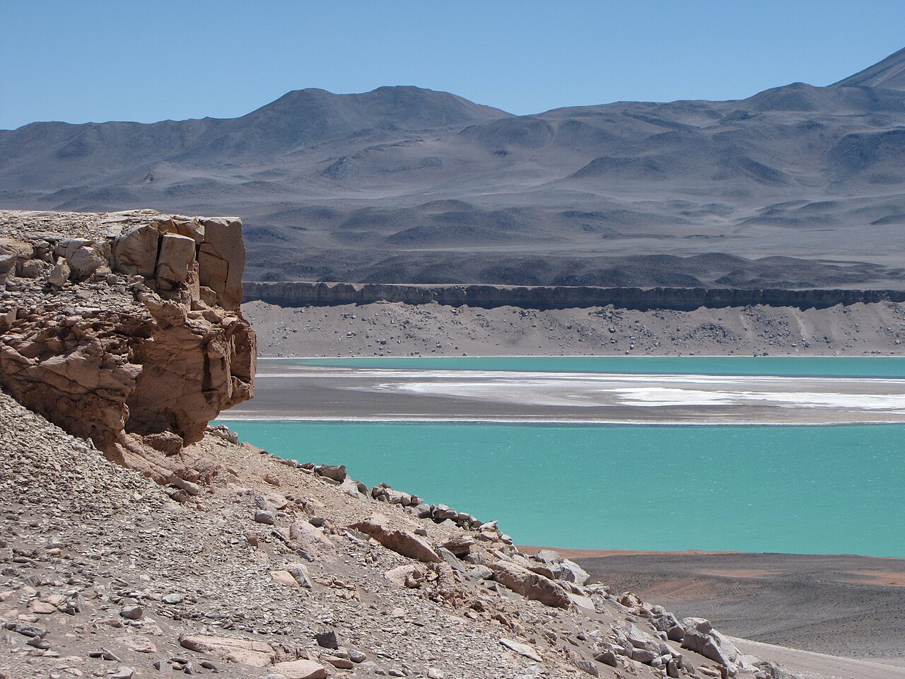 Turkusowa Laguna Verde na ok. 4300 m, po chilijskiej stronie przełęczy.