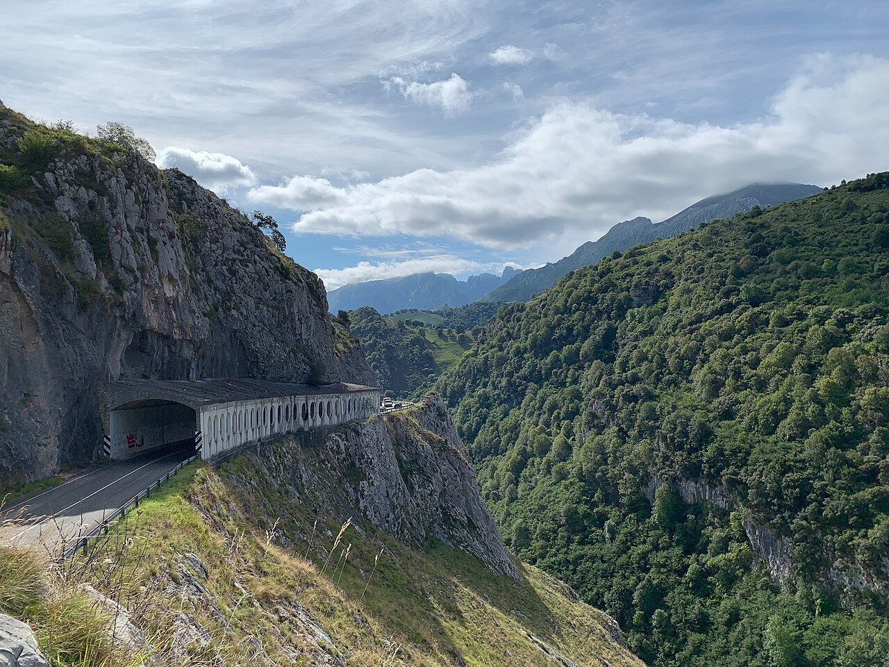 AS-114 między Arenas de Cabrales a Cangas de Onís: galeria ochronna pod skalną ścianą nad doliną